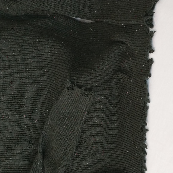 👀NWT! Distressed sweater, tagged as M but more like L/XL. Dark green.See pics. - Picture 4 of 13